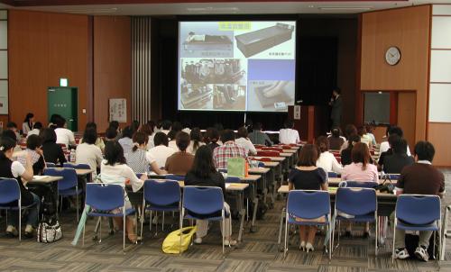 2010年7月11日第7回日本アロマセラピー学会中国地方会セミナー　においてセミナータイトル「岩盤浴を用いた温熱医学」の公演中の会長・岡山大学上者教授