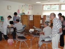 2010年5月9日の血液検査風景、皆さん月に一回絶食にて岩盤浴なごみsalasalaへ起こし頂いております。 2010年5月9日の血液検査風景、皆さん月に一回絶食にて岩盤浴なごみsalasalaへ起こし頂いております。